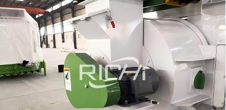 Force Feeder, which is pushing raw wooden material into the pelletizing chamber