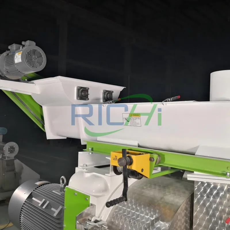 Anti-bridging hopper equipped with rotating paddles