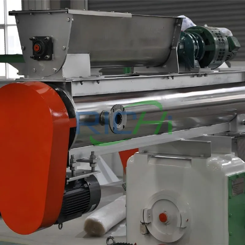 Feed auger equipped with a frequency converter