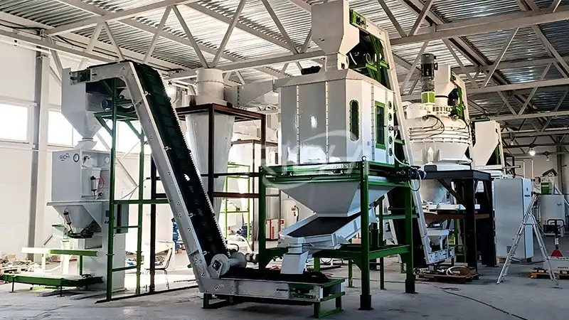 Rusya'da batmakta olan balık yemi üretim makinesi
